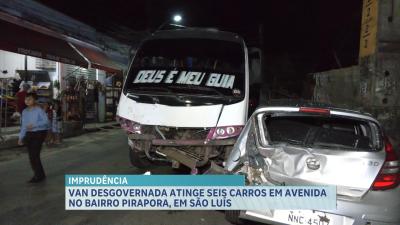 Motorista perde controle de van e atinge seis veículos no bairro Pirapora
