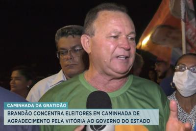 Carlos Brandão comemora reeleição com caminhada em São Luís