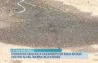Vazamento causa desperdício de água na Rua Castro Alves, no bairro Vila Passos