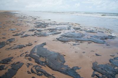 Detectadas manchas de óleo em nove praias de cinco estados do NE