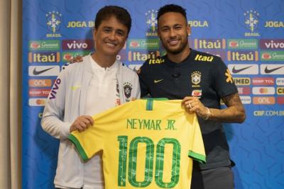 Das mãos de Bebeto, Neymar Jr. recebe homenagem da CBF
