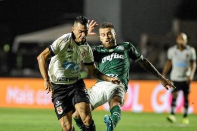 Palmeiras vence o Vasco e segue na cola do líder do Brasileirão