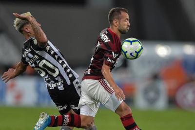 Flamengo bate o Botafogo e mantém vantagem