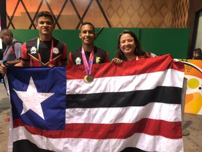 três atletas levantam bandeira do Maranhão
