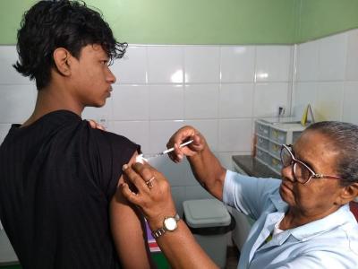 jovem recebe vacina