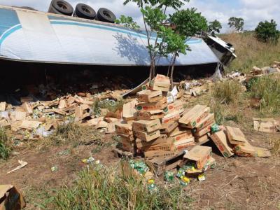 Caminhão tomba na BR 010 e carga é saqueada no Maranhão