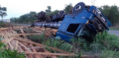 Madeira fica espalhada após acidente com caminhão no MA