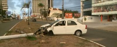 Motorista perde controle de carro derruba poste em São Luís