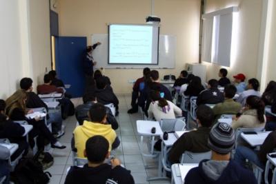 alunos e professor em sala de aula