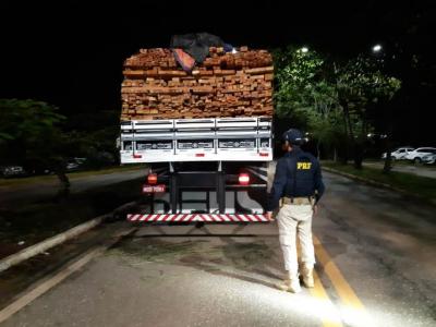 PRF apreende caminhão com transporte irregular de madeira no MA