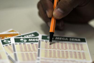 Mega-Sena acumula e próximo prêmio vai a R$ 13,5 milhões