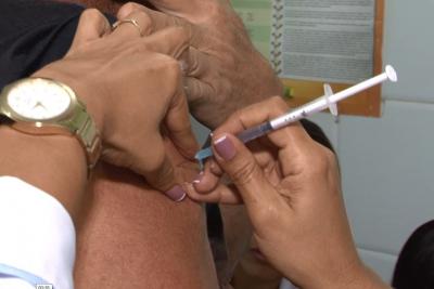 mãos aplicam vacina