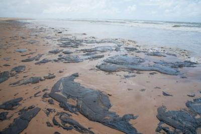 Fragmentos de óleo ainda poluem praias brasileiras, diz Marinha