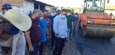 Senador Roberto Rocha vistoria asfaltamento em bairros de Bacabal