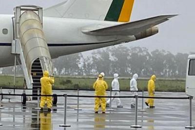 pessoas ao lado de avião