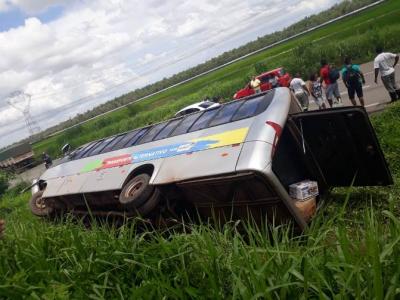 Micro-ônibus tomba na BR-135 no Maranhão