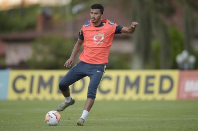 jogadores de futebol disputam bola