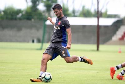 jogador de futebol se prepara para chutar bola