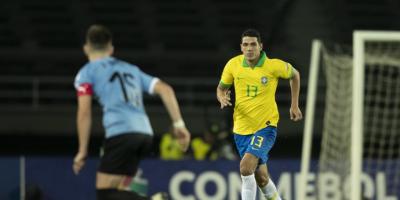 jogadores de futebol disputam bola