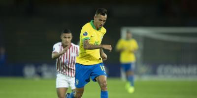 jogadores de futebol disputam bola