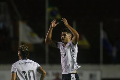 jogadores de futebol comemoram