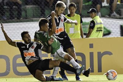 jogadores de futebol disputam bola