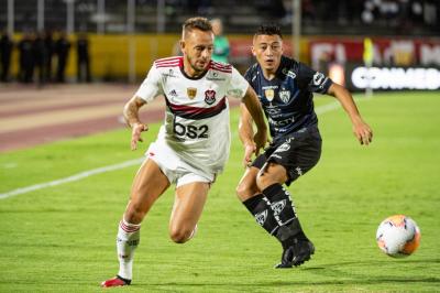 jogadores de futebol disputam bola