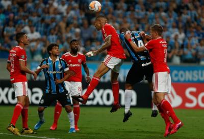 jogadores de futebol disputam bola