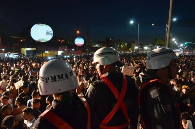 policiais entre multidão no carnaval