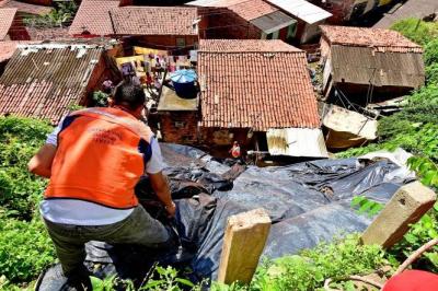 homem coloca lona em terreno