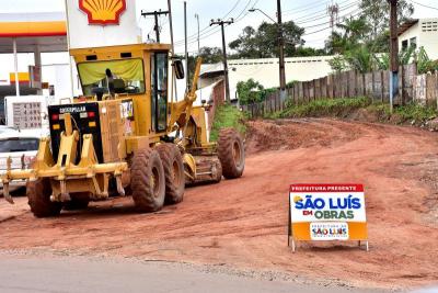 trator trabalha em asfaltamento