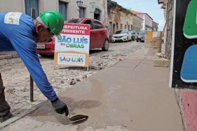 homem pavimenta calçada