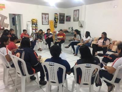 pessoas sentadas em sala