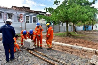 homens trabalhando em praça