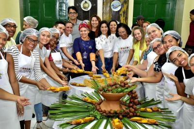 pessoas apontam para mesa com doces