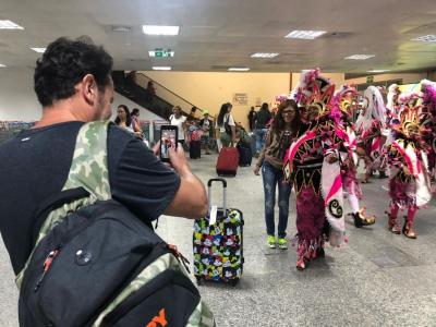 homem fotografa no saguão de aeroporto