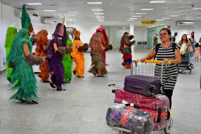 grupo de carnaval em aeroporto