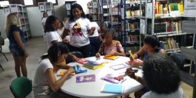 mulheres à mesa em biblioteca