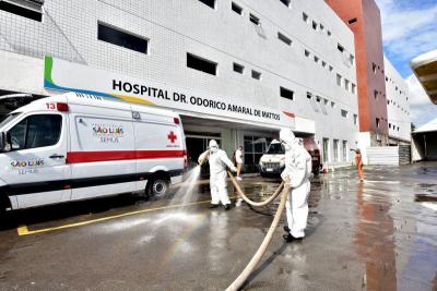 agentes de saúde higienizam unidade hospitalar