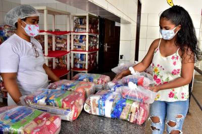 São Luís: prefeitura entrega de kits alimentação para famílias de estudantes 