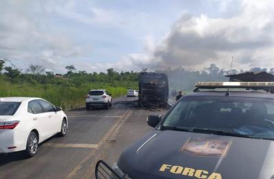 Ônibus de turismo pega fogo na BR-226 no Maranhão