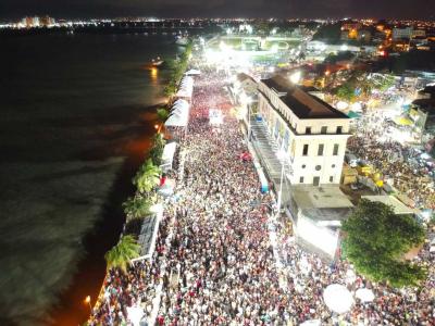 multidão curte carnaval