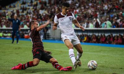 jogadores de futebol disputam bola