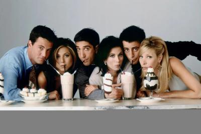 pessoas reunidas bebendo milk shake