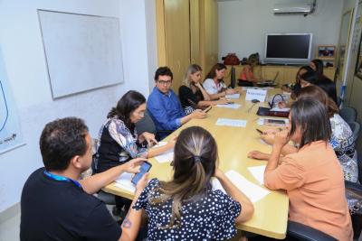 pessoas sentadas à mesa