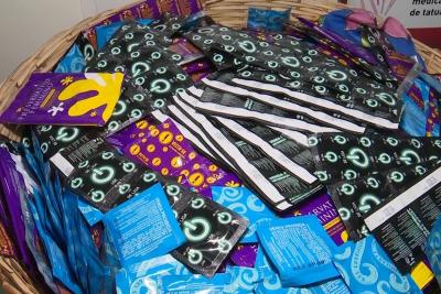 pacotes com preservativos