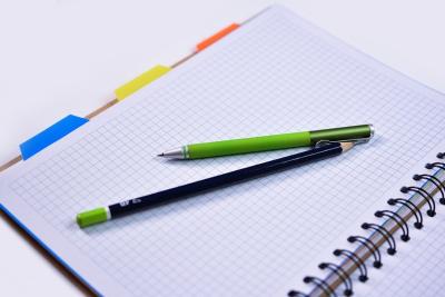 lápis caneta e caderno