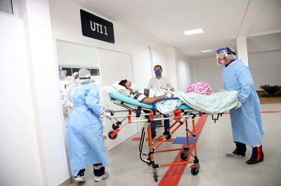 médicos levam paciente a sala de uti