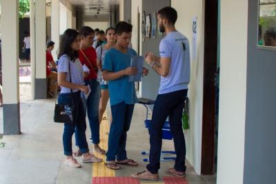 estudantes conferem locais de prova