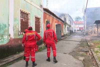 Bombeiros controlam incêndio residencial no Centro de SL